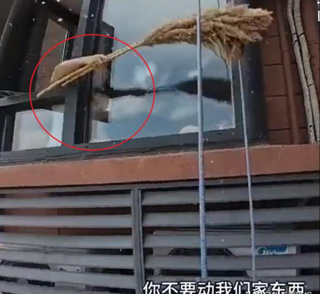 水业主自修却遭质疑真相曝光！凯发K8首页登录高层空调漏(图2)